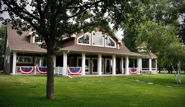 Luxury Lakefront Oasis: hot tub, Game Room & flat Private Beach!