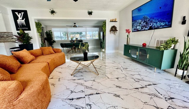 Luxury Lakefront Pool Near Orlando Airport & Disney