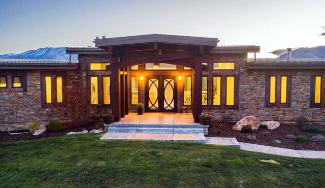 Luxury Lakefront Retreat