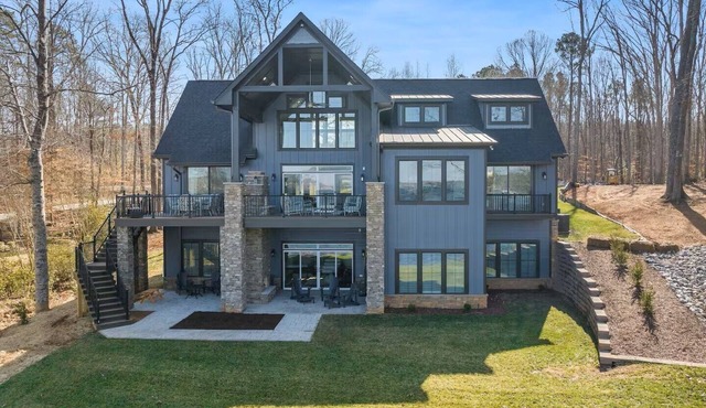 Luxury lakefront retreat- Spacious 6-bedroom house on Lake Gaston, NC