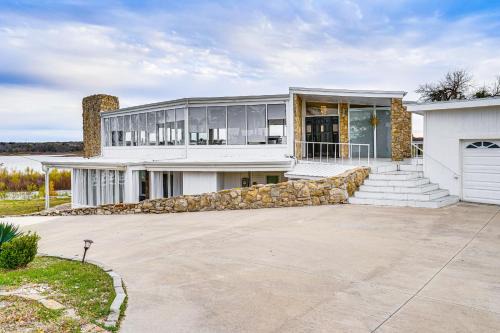 Luxury Lakefront Retreat with Dock in Runaway Bay