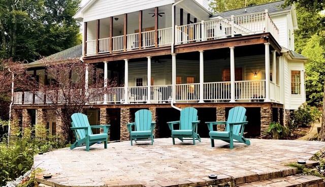 Luxury Lakefront Retreat on lake Hartwell 18 miles from Clemson