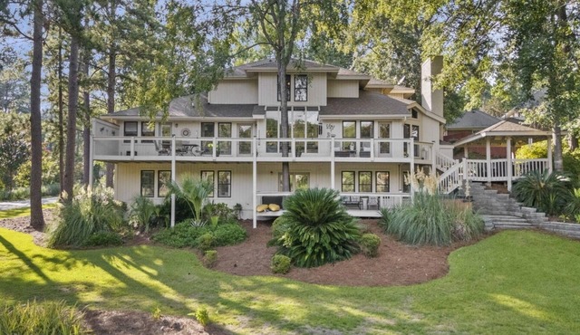 Luxury Lakefront Retreat. 10 miles from The Masters. Sleeps 14.