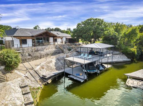 Luxury Lakefront Retreat Private Dock and Fire Pit