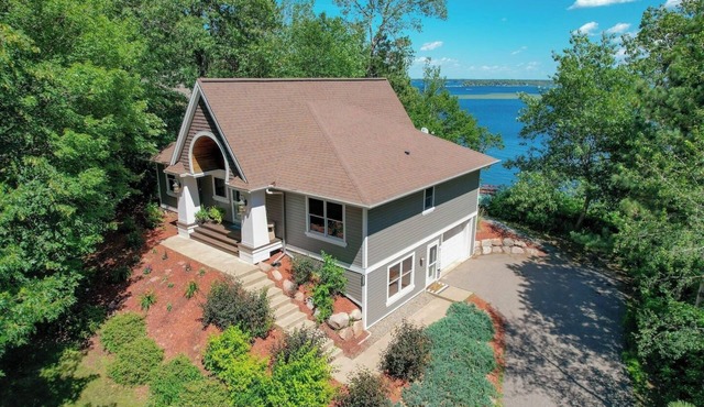 Luxury Lakefront Retreat, Hot Tub, Game Room, Views