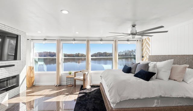 Luxury Lakefront Skiing & Boating Retreat in FL!