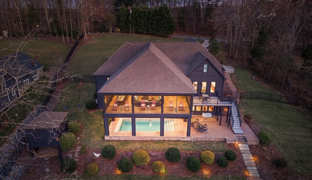 Luxury Lakefront Stay | Private Dock, Kayaks & Indoor/Outdoor Pool | The Retreat
