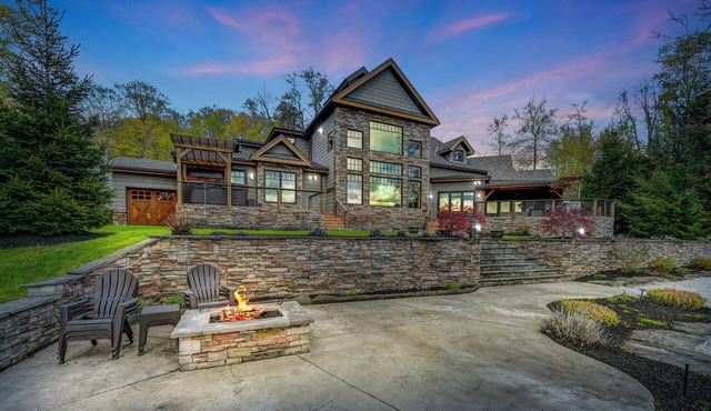 Luxury Lakefront Timber Frame Cabin: Hot Tub, Kayaks, Gym, Fishing, Sleeps 14+