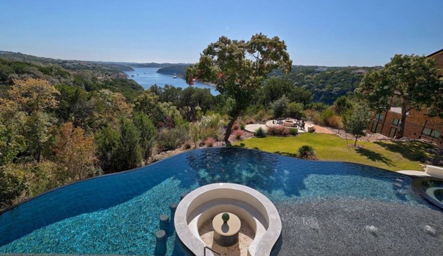 Luxury Lakefront Travis -Heated Pool/Games/Theater