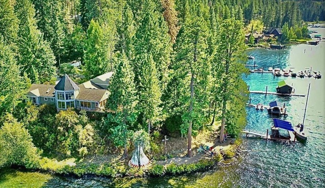 +Luxury Lakefront for 12+ Private Beach & Dock, Huge GameRoom & Indoor Koi Pond!