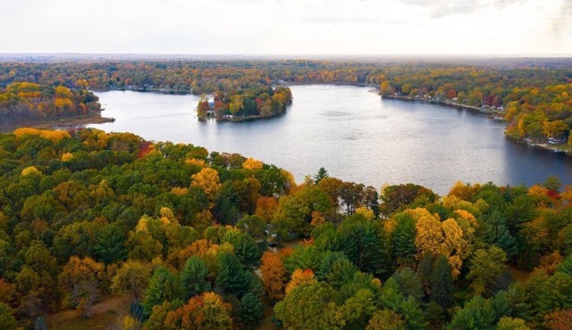 Luxury Lakefront Family Retreat: Pool, Pickleball, Hot Tub, Guest House & More