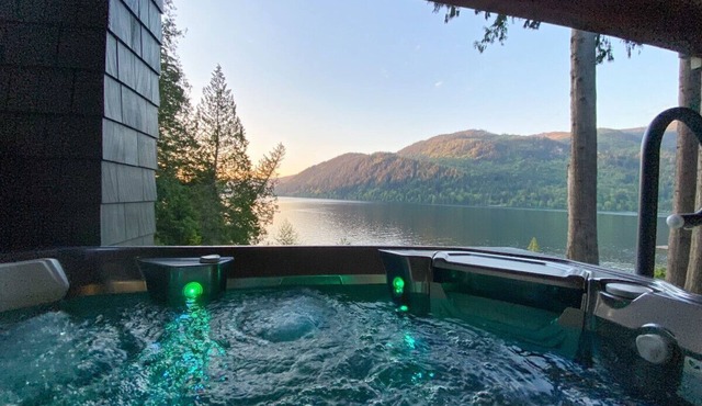 Luxury Lakefront with hot tub, views and privacy