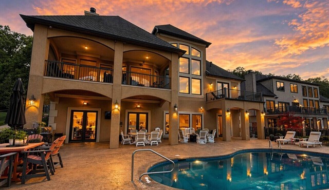 Luxury Lakefront 6BD/5BA/Pool/Dock/MovieTheater-18