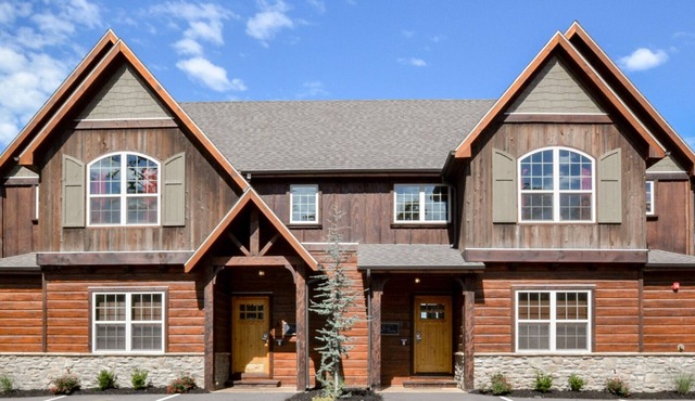 LUXURY Lakefront Villa SLEEPS 32! ~Free Amenities~HUGE Pool~Kayaks~Dock~2Mi SDC