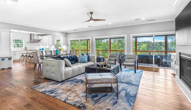 Luxury Lakehouse 30 ngt min · Luxury modern lake house w/ deep water dock & view