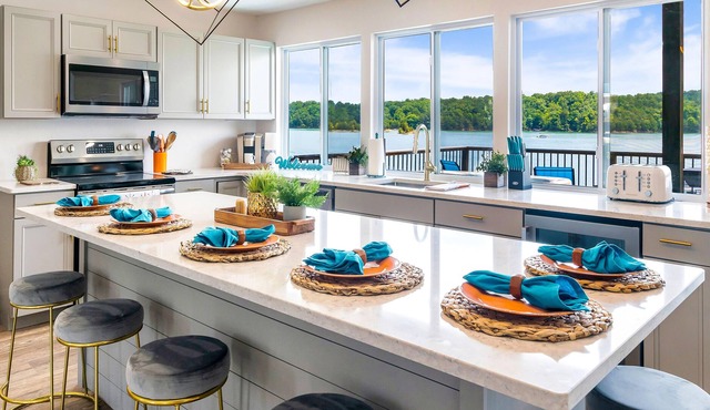Luxury Lakehouse (4-Bedroom Home) - Handicap accessible by RedAwning