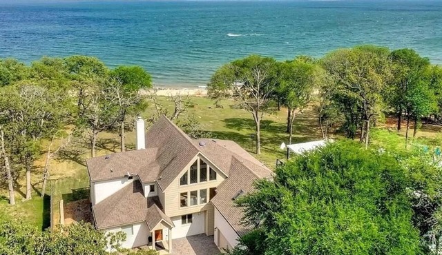 Luxury Lakehouse living with private Beach