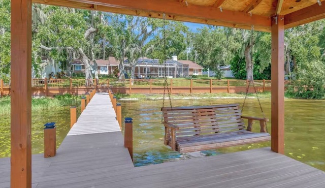 Luxury Lakehouse on Lake Ruby - Dock - Game Room - Near Legoland