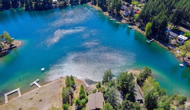 Luxury Lakehouse on Maggie lake w/AC, outdoor fireplace, BBQ & water activities