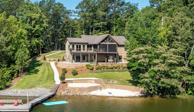 Luxury Lakehouse! Sleeps 15, Pets Welcome!