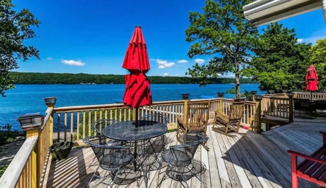 Luxury Lakehouse, sunsets, kayaks, hot tub, sauna, 20 min to Skaneateles Village