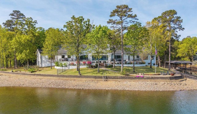 Luxury Lakehouse with 180° Lake Views