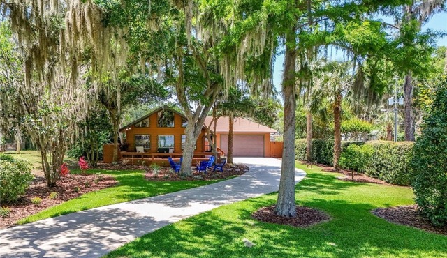 Luxury Lakehouse with private boat Dock on Lake Dora:fishing, pool, antiquing.