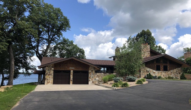 Luxury Lakeshore 8 Bedroom Lodge on Alexandria, MN Chain of Lakes