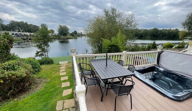 Luxury lakeside Caravan at Tattershall Lakes award winning site with a hot tub, private Fishing Peg
