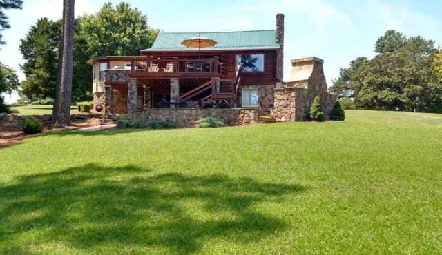 Luxury Lakeside Cabin - A Stone's Throw