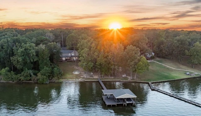 Luxury Lakeside Cabin ~Kayaks ~Fire Pit ~Swim Beach
