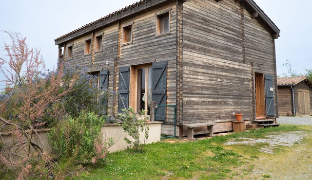 Luxury lakeside cottage with swimming pool