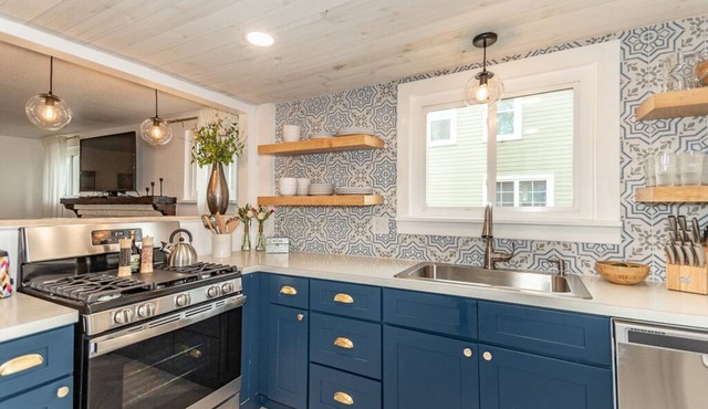 Luxury Lakeside Cottage- Girls Getaway - 5 mi to GOTL w/Backyard & Fire pit