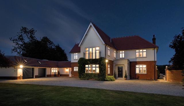 Luxury Lakeside Escape with pool – Near London