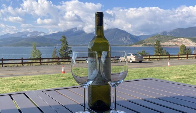 Luxury Lakeside Getaway, Central To Ski Resorts, Free Wi-Fi