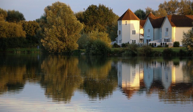 Luxury Lakeside Lodge with Hot Tub and Kayak