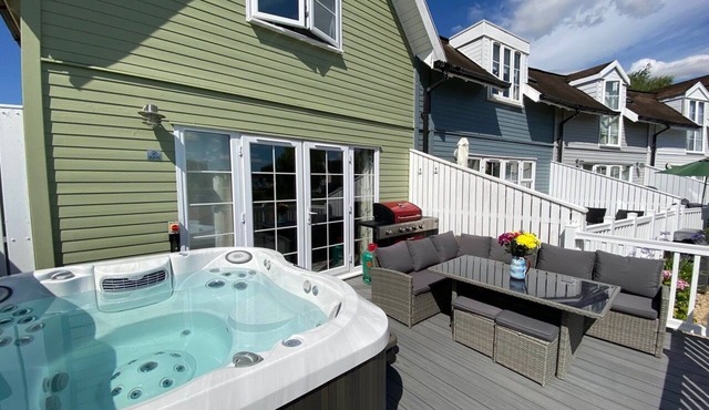 Luxury lakeside lodge with Hot Tub, Kayak and BBQ
