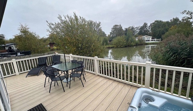 Luxury lakeside lodge with sunken hot tub prime location on bull rush lake @tattershall lakes