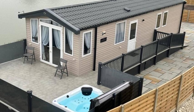 Luxury Lakeside Lodge 2