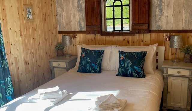 Luxury Lakeside Lodge KINGFISHER, with Hot Tub