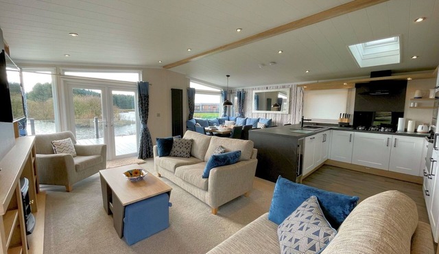 Luxury Lakeside Lodge with HTub Beautiful Views Pass the Keys