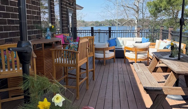 Luxury Lakeside Penthouse Lodge with Boatslip and Bunk Room!