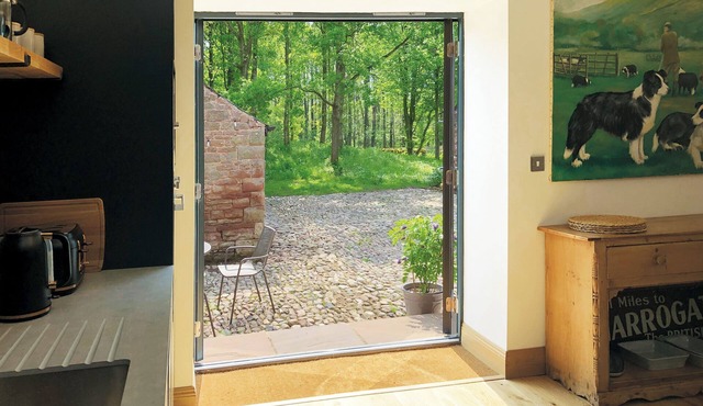 Luxury lakeside setting sleeping four guests in two bedrooms both with ensuites.