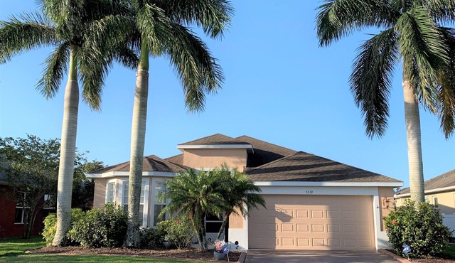 Luxury Lakeside Villa. Close to Beaches, Golf and Shops