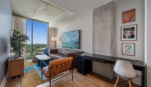 Luxury Lakeview 1BR | Walk to Rainey | Pool | Gym | WFH