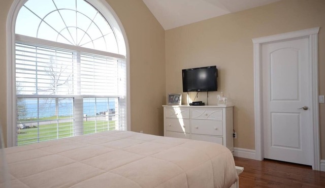 Luxury Lakeview Villa: Gateway to Winery Paradise