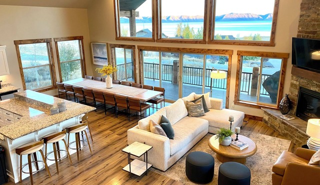 Luxury lakeview cabin w/hot tub, pool, sports courts, pickleball, private beach!