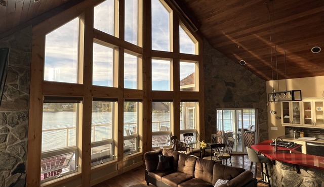Luxury Lakeview Dream Cottage with Hot Tub