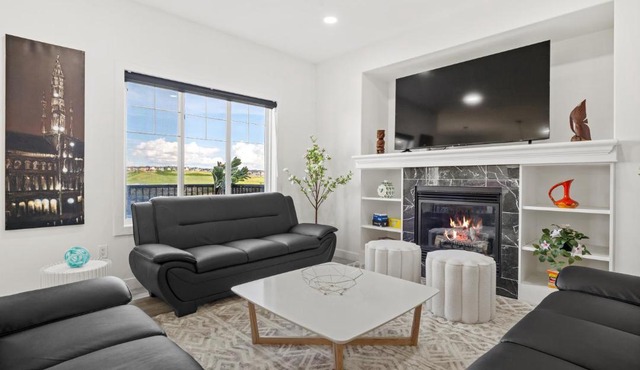 LUXURY LAKEVIEW HOME - 2500sqft of private space with 5 Beds, 4 Bath, 2 Living Rooms, Kitchen, AC, Jacuzzi, 10 Guests Max, Basement Not Included, 18-min to Airport, 20-min to Downtown, 80-min to Banff