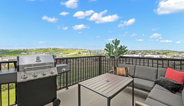 Luxury Lakeview Home w/King Beds & Jacuzzi @ 18-min to Airport, 80-min to Banff